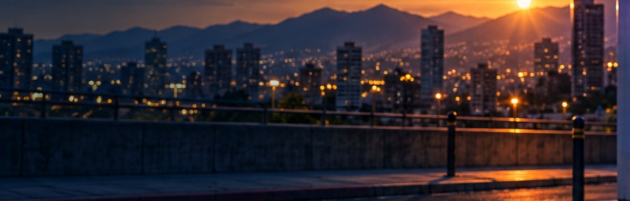 Ciudad latinoamericana al atardecer con montañas al fondo